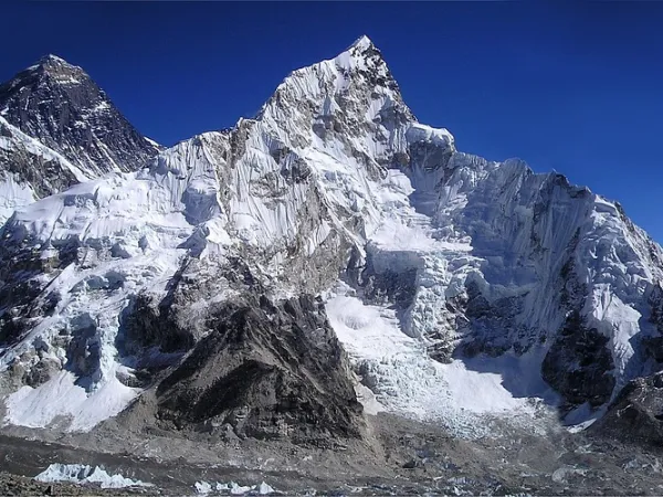 Panoramablick auf verschneite Berge